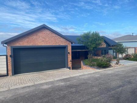 3 Bedroom House in Outeniqua Strand