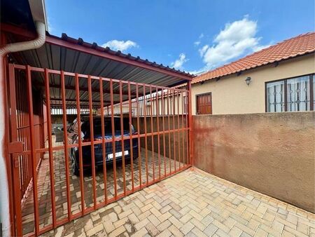2 Bedroom house to rent in The Orchards, Akasia
