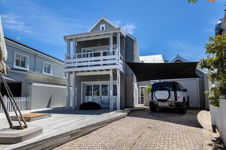 4 Bedroom House in Thesen Islands