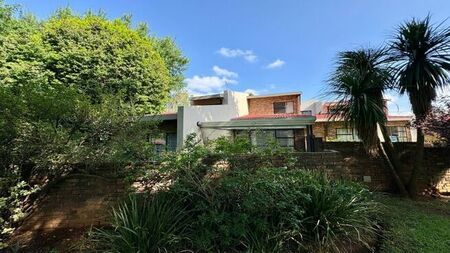 3 Bedroom duplex townhouse - sectional to rent in Montgomery Park, Johannesburg
