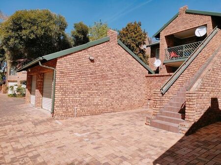 2 Bedroom townhouse - sectional to rent in Faerie Glen, Pretoria
