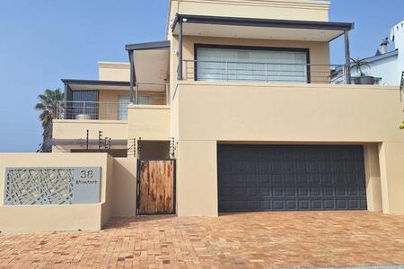 4 Bedroom House in Melkbosstrand