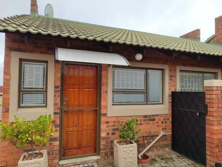 2 Bedroom townhouse - sectional to rent in Pentagon Park, Bloemfontein