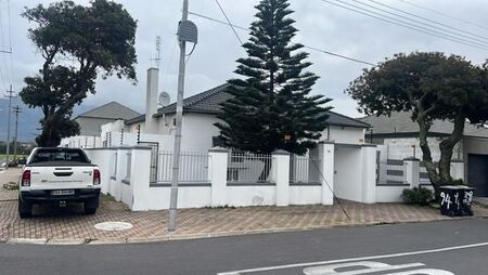 1 Bedroom House in Rondebosch East