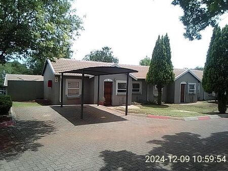 2 Bedroom townhouse - sectional to rent in Weltevreden Park, Roodepoort