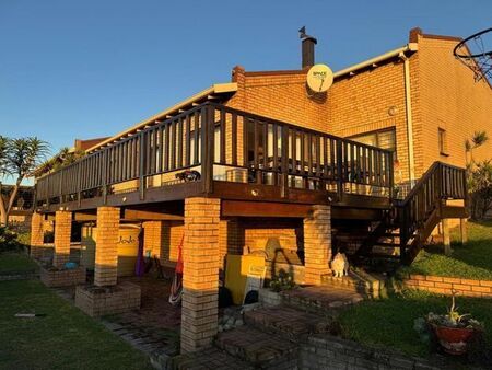 4 Bedroom townhouse - sectional to rent in South End, Port Elizabeth