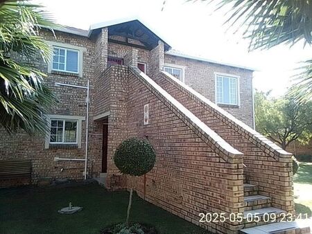2 Bedroom townhouse - sectional to rent in Strubensvallei, Roodepoort