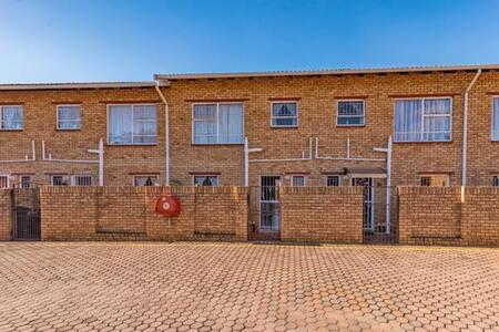 2 Bedroom Townhouse in Noordheuwel