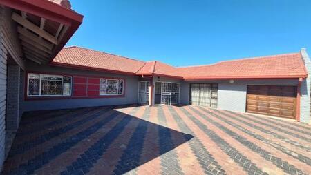 4 Bedroom House in Dagbreek