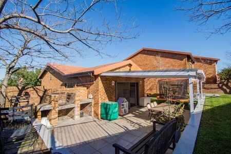 3 Bedroom townhouse - sectional to rent in Die Wingerd, Somerset West