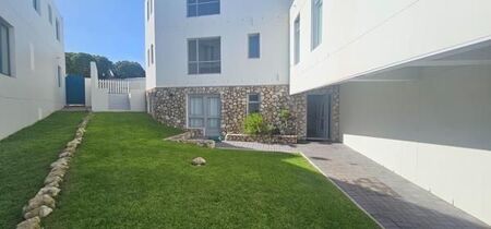 5 Bedroom House in Paradise Beach