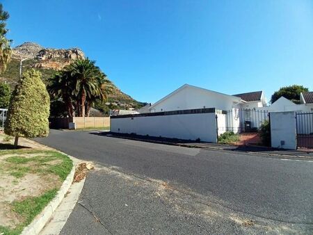 2 Bedroom house to rent in Lakeside, Cape Town