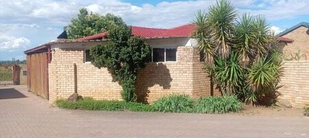 2 Bedroom townhouse - sectional to rent in Meiringspark, Klerksdorp