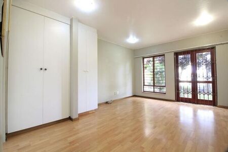 1 Bedroom bachelor apartment to rent in Paulshof, Sandton