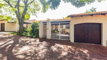 3 Bedroom townhouse - sectional to rent in Sandown, Sandton