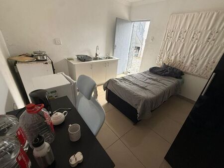 1 Bedroom bachelor to rent in Umhlanga Central