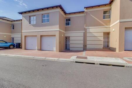 3 Bedroom Townhouse in Protea Heights