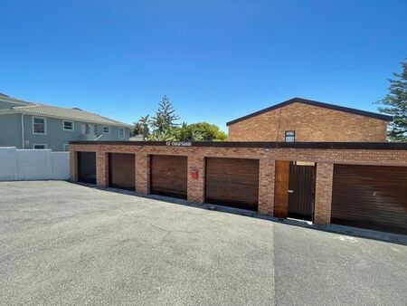 3 Bedroom townhouse - sectional to rent in Bloubergrant