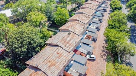 2 Bedroom duplex townhouse - sectional to rent in Windsor East, Randburg