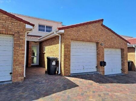 2 Bedroom townhouse - sectional to rent in Heathfield, Cape Town