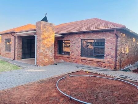 3 Bedroom townhouse - sectional to rent in Willow Park Manor, Pretoria