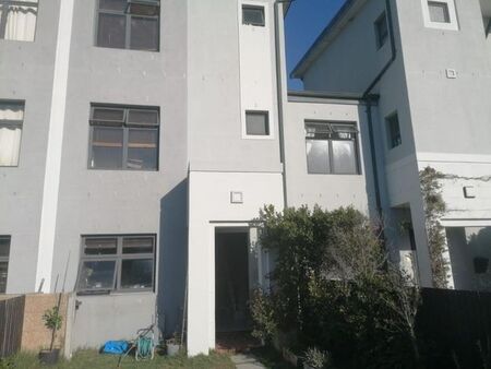 4 Bedroom townhouse - sectional to rent in Muizenberg, Cape Town