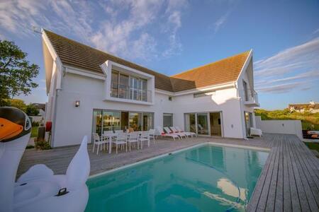5 Bedroom House in St Francis Bay Canals