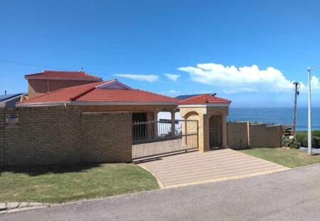 6 Bedroom House in Reebok