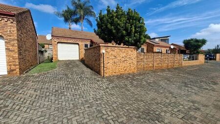 3 Bedroom townhouse - sectional to rent in Wapadrand, Pretoria