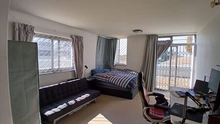 1 Bedroom bachelor to rent in Claremont, Cape Town