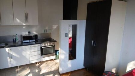 1 Bedroom bachelor apartment to rent in Braamfontein, Johannesburg