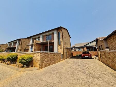 2 Bedroom duplex townhouse - sectional to rent in Wilgeheuwel, Roodepoort