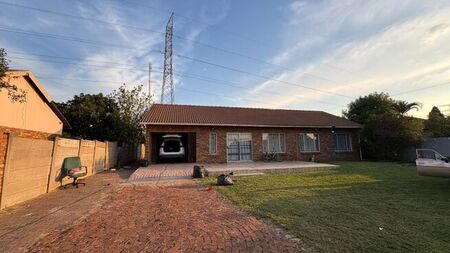 3 Bedroom house to rent in Chantelle, Akasia
