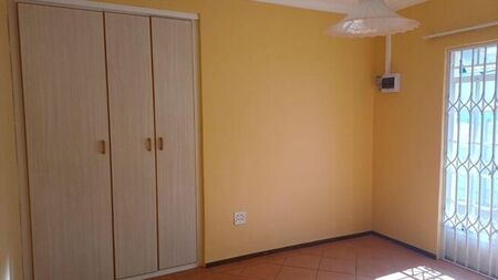 1 Bedroom bachelor to rent in Montroux, Johannesburg