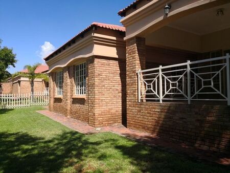 3 Bedroom townhouse - sectional to rent in Safari Gardens, Rustenburg