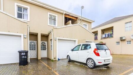 3 Bedroom duplex townhouse - sectional to rent in Paarl South