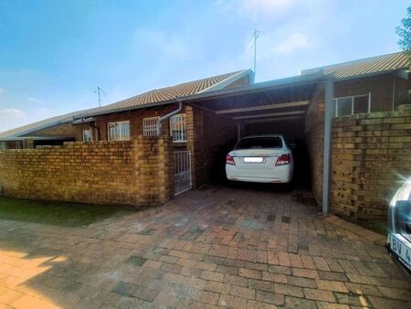 3 Bedroom townhouse - sectional to rent in Norkem Park, Kempton Park