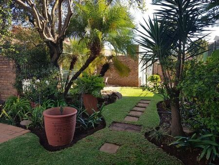 3 Bedroom duplex townhouse - sectional to rent in Garsfontein, Pretoria