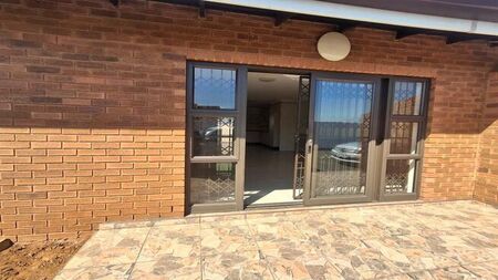 2 Bedroom townhouse - sectional to rent in Bluff, Durban