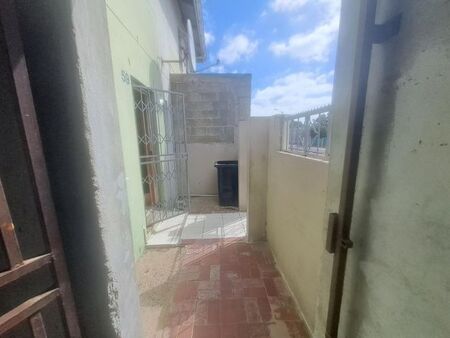 2 Bedroom house to rent in Woodlands, Mitchells Plain