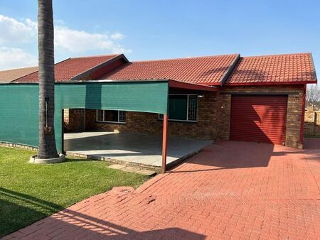 2 Bedroom townhouse - freehold to rent in Reyno Ridge, Witbank