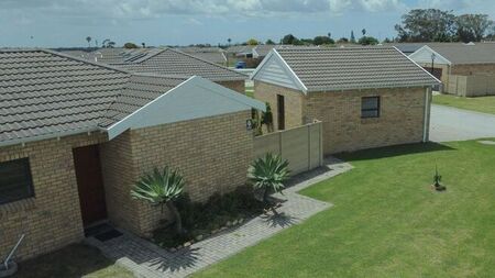 3 Bedroom townhouse - freehold to rent in Hunters Retreat, Port Elizabeth