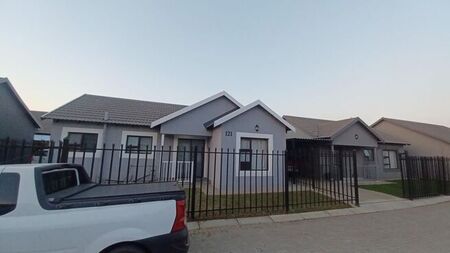 3 Bedroom duplex townhouse - sectional to rent in Arcata Estate, Bloemfontein