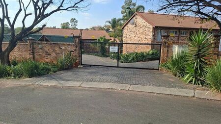 2 Bedroom townhouse - sectional to rent in Moreleta Park, Pretoria