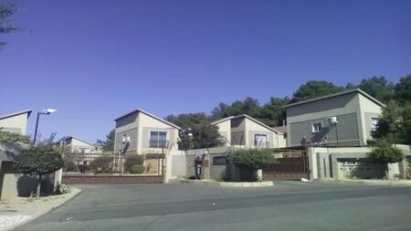 2 Bedroom townhouse - sectional to rent in North Riding, Randburg