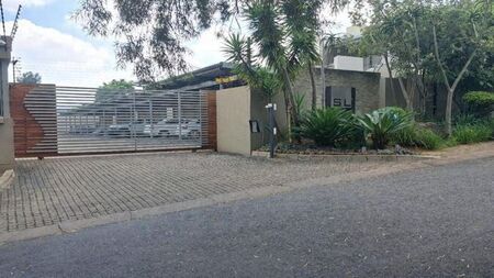 2 Bedroom townhouse - sectional to rent in Parkmore, Sandton