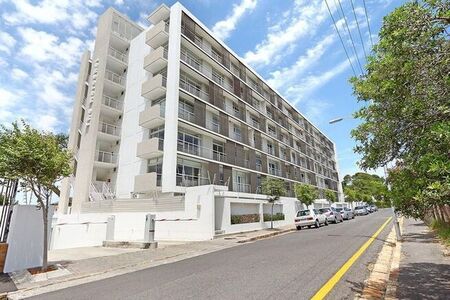 1 Bedroom bachelor to rent in Claremont Upper, Cape Town