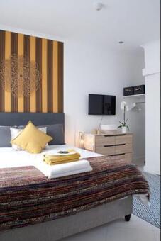 Studio Apartment in Claremont Upper