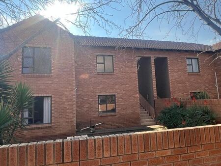 2 Bedroom duplex townhouse - sectional to rent in Langenhovenpark, Bloemfontein