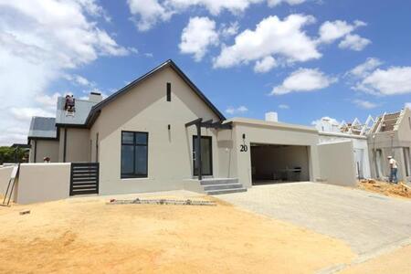 3 Bedroom House in Mount Royal Golf Estate